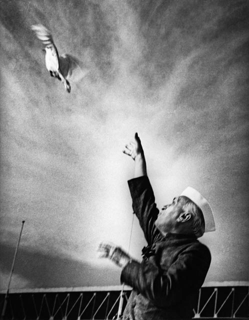 Homai Vyawawalla, Indian (1913 – 2012) Nehru releasing a dove, sign of peace at a public function at the National Stadium in New Delhi; mid 1950's Gelatin Silver Print Alkazi Collection of Photography