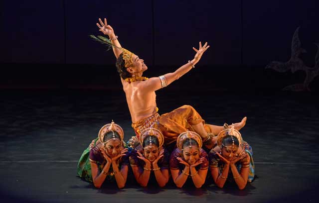 Ramli Ibrahim and dancers ©Elsa Ruiz