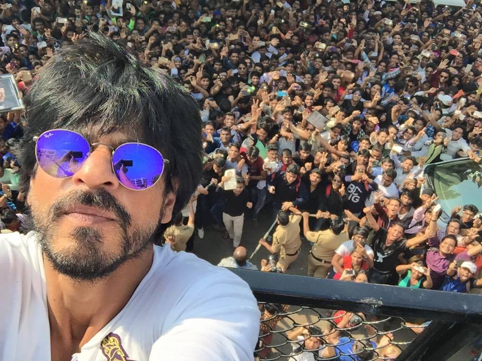 Shah Rukh Khan surrounded by fans on his big 5-O