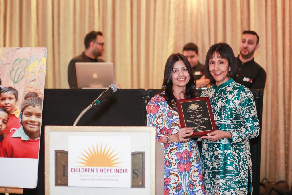 Tinku Jain presents the Woman of Distinction Award to Ritu Banga