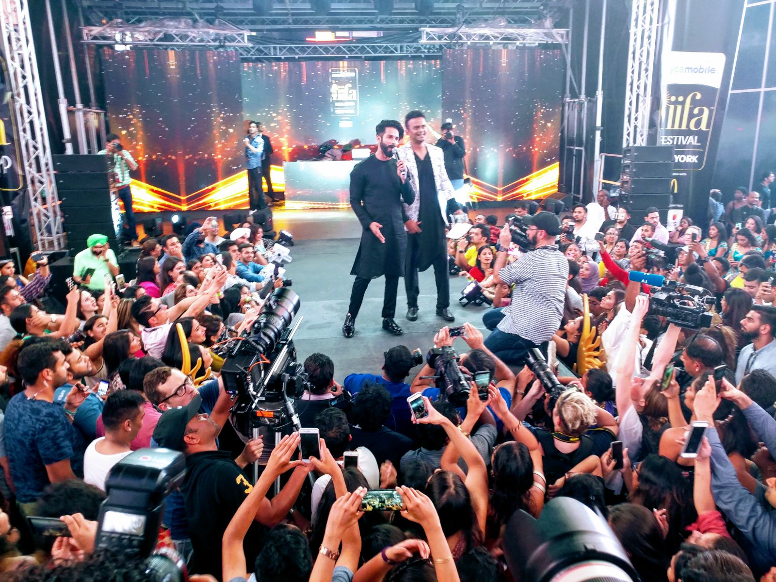 Shahid Kapoor with host Siddharth Kannan at IIFA Stomp