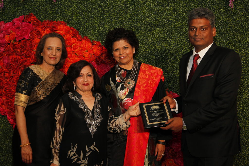 Ravi Kanth Ganti receives the Making a Difference Award from Chandrika Tandon, Dina Pahlajani & Lavina Melwani