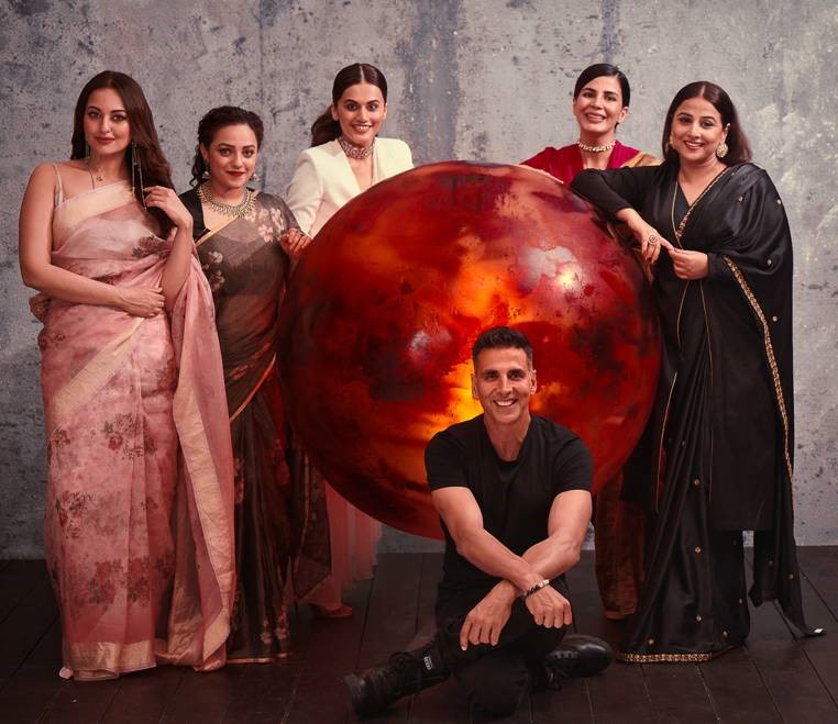 Akshay Kumar surrounded by Sonakshi Sinha, Tapasee Pannu, Vidya Balan