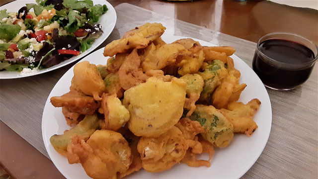 salad and Pakoras