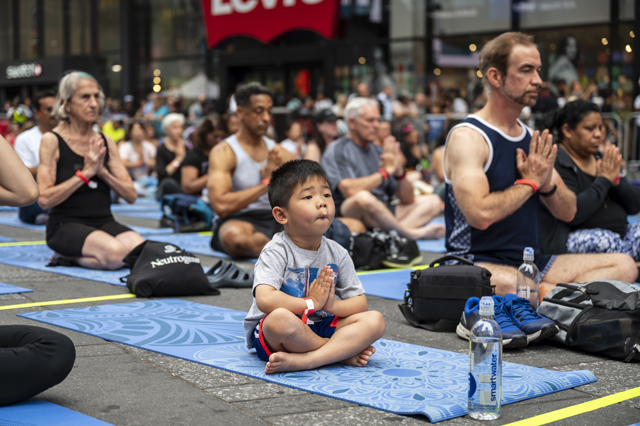 yoga - old to young -HD