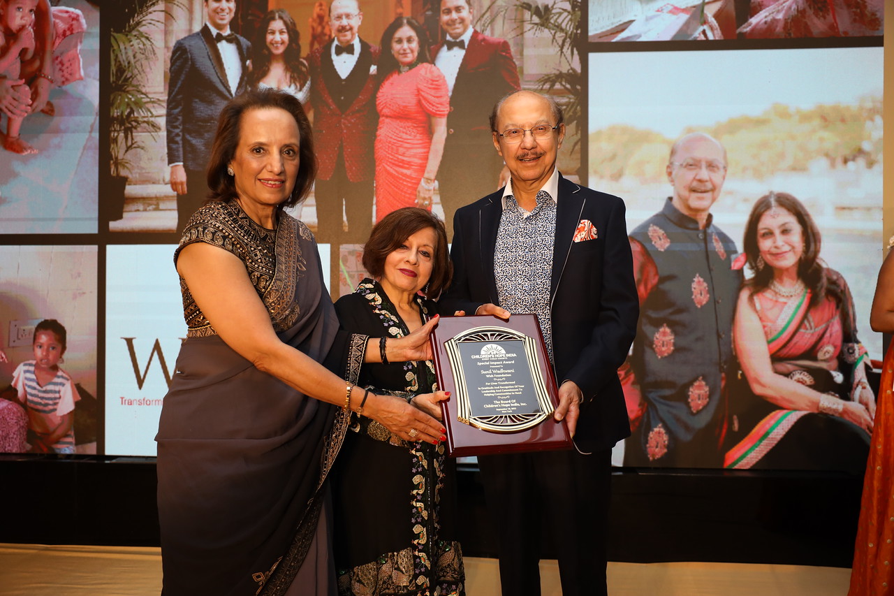 Sunil Wadhwani receives award from Dina Pahlajani and Lavina Melwani