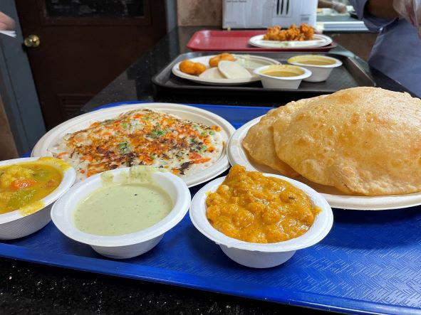 Ganesh Canteen - uttappam, pooris and chole