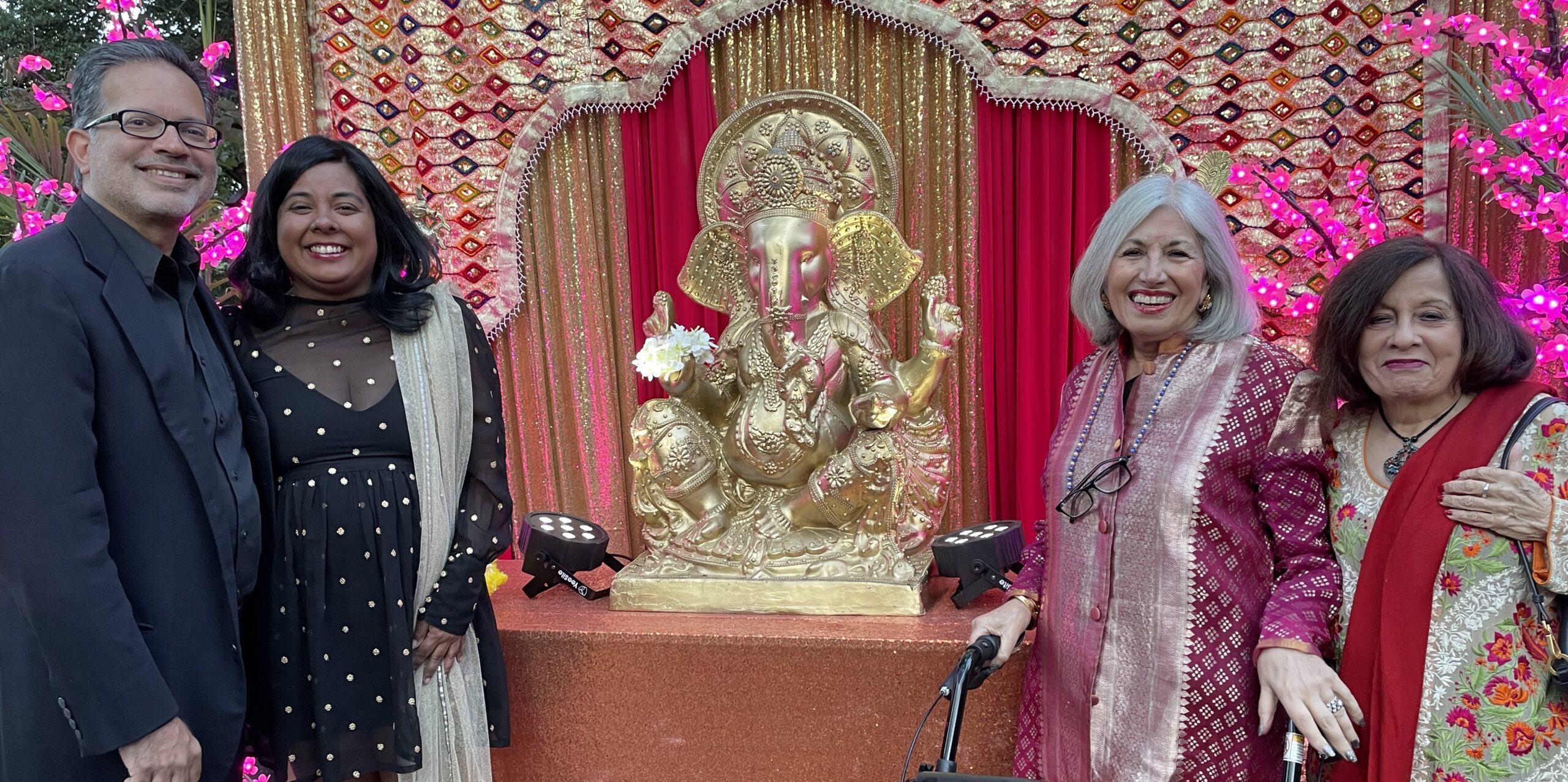 Everyone posed for a portrait with Sri Ganesh - Gitesh and Rohi Pandya, Aroon Shivdasani and Lavina Melwani